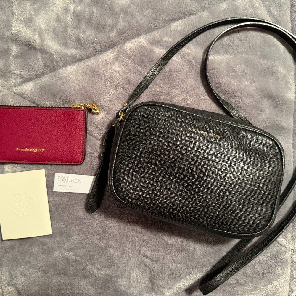 Alexander McQueen Black Textured Crossbody Bag with Red Cardholder